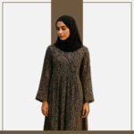 Black and ivory paisley print abaya by Zeenaya